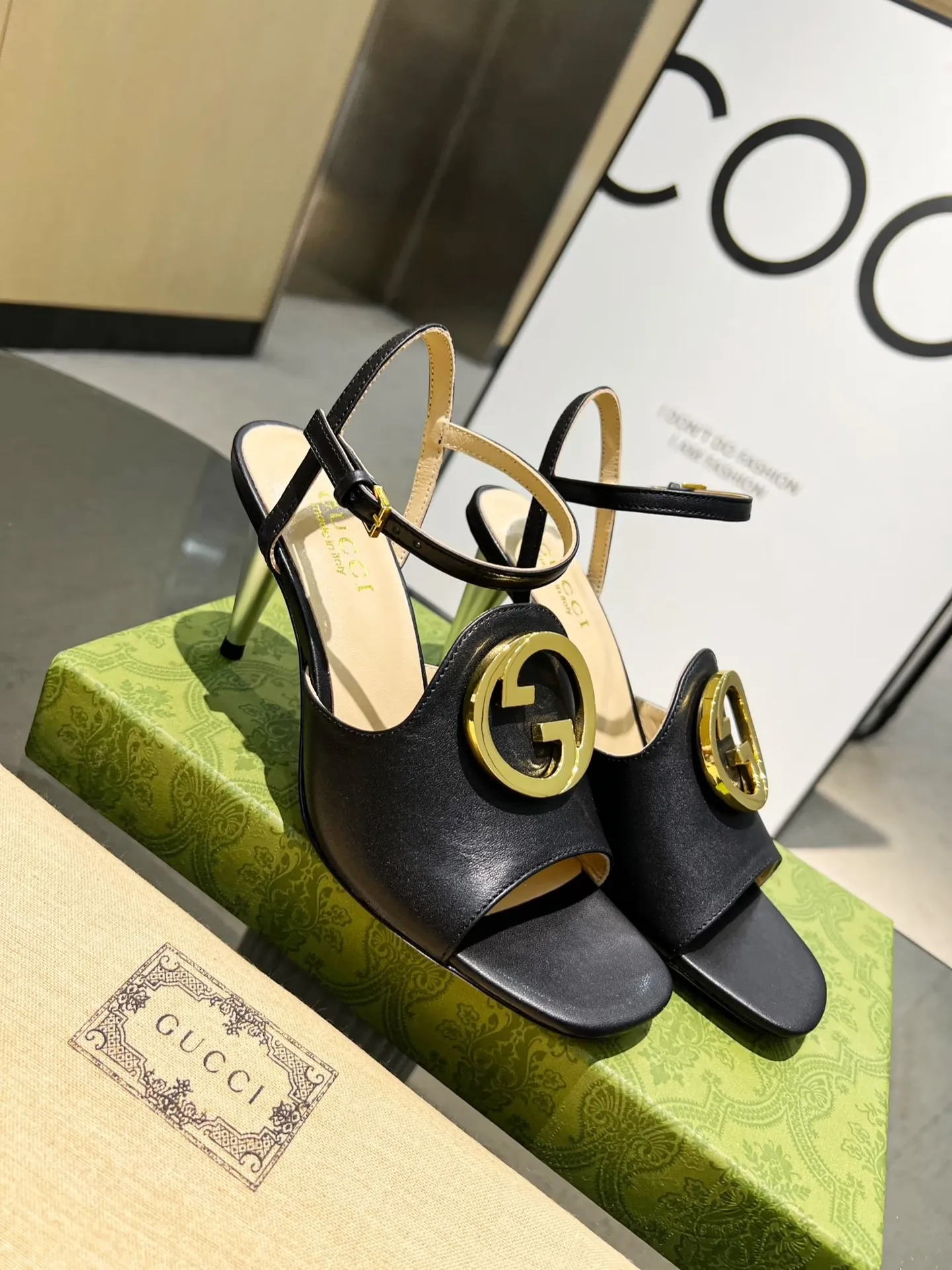 👟👟Ex-factory price 480👟👟 Gucci's new sandals, fashionable, high-end and full of personality✅ Very stable, comfortable and durable on the foot, convenient and unique for daily matching, a must-have classic for summer, the upper uses GUCCI brand metal arc buckle' electroplated silver heels✅ Fabric: cowhide/sheep lining/foot pads: sheepskin leather outsole 👠 Heel height: 8cm Color: black cowhide Size: 35-40 (34, 41 need to be customized) Comes with cloth bag and card.